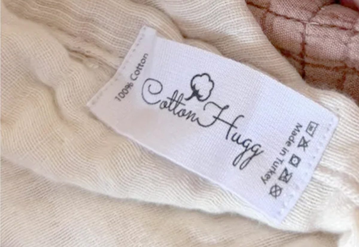 CottonHuggのロゴ入りタグ